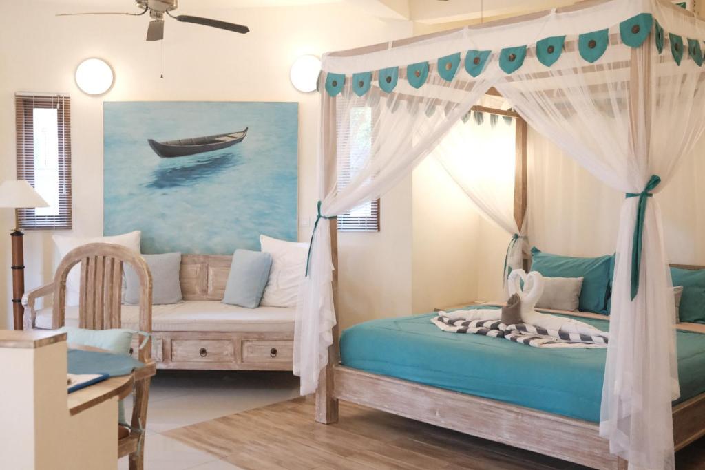 Ocean-inspired boutique room with canopy bed